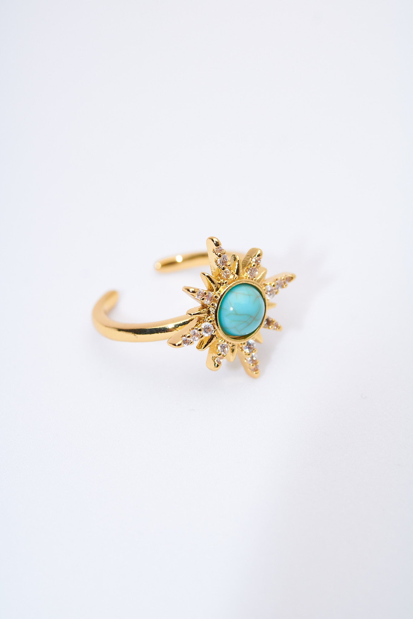 Anillo sol radiante con piedra turquesa — baño dorado