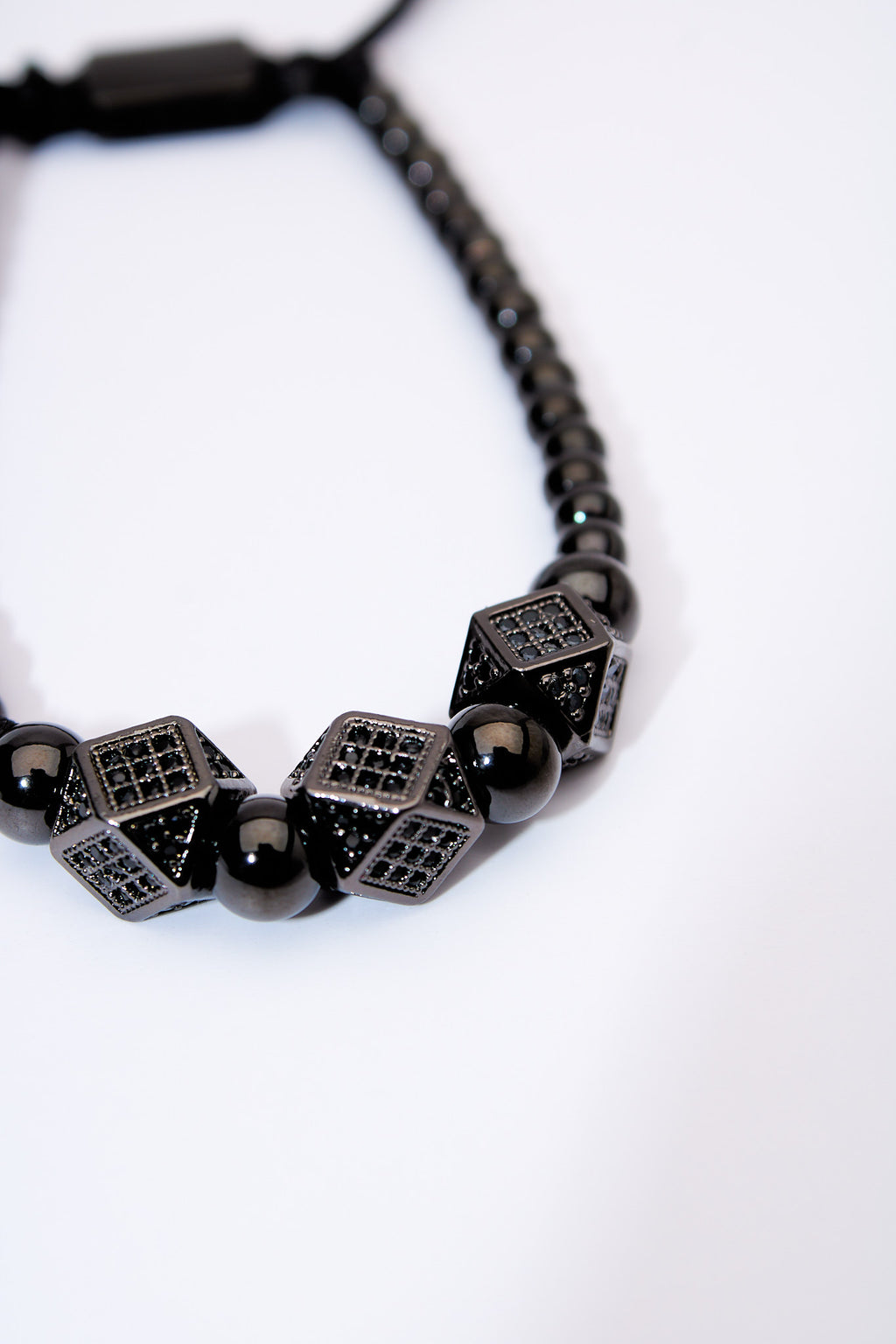 Pulsera ajustable ónix con cubos pavé negros