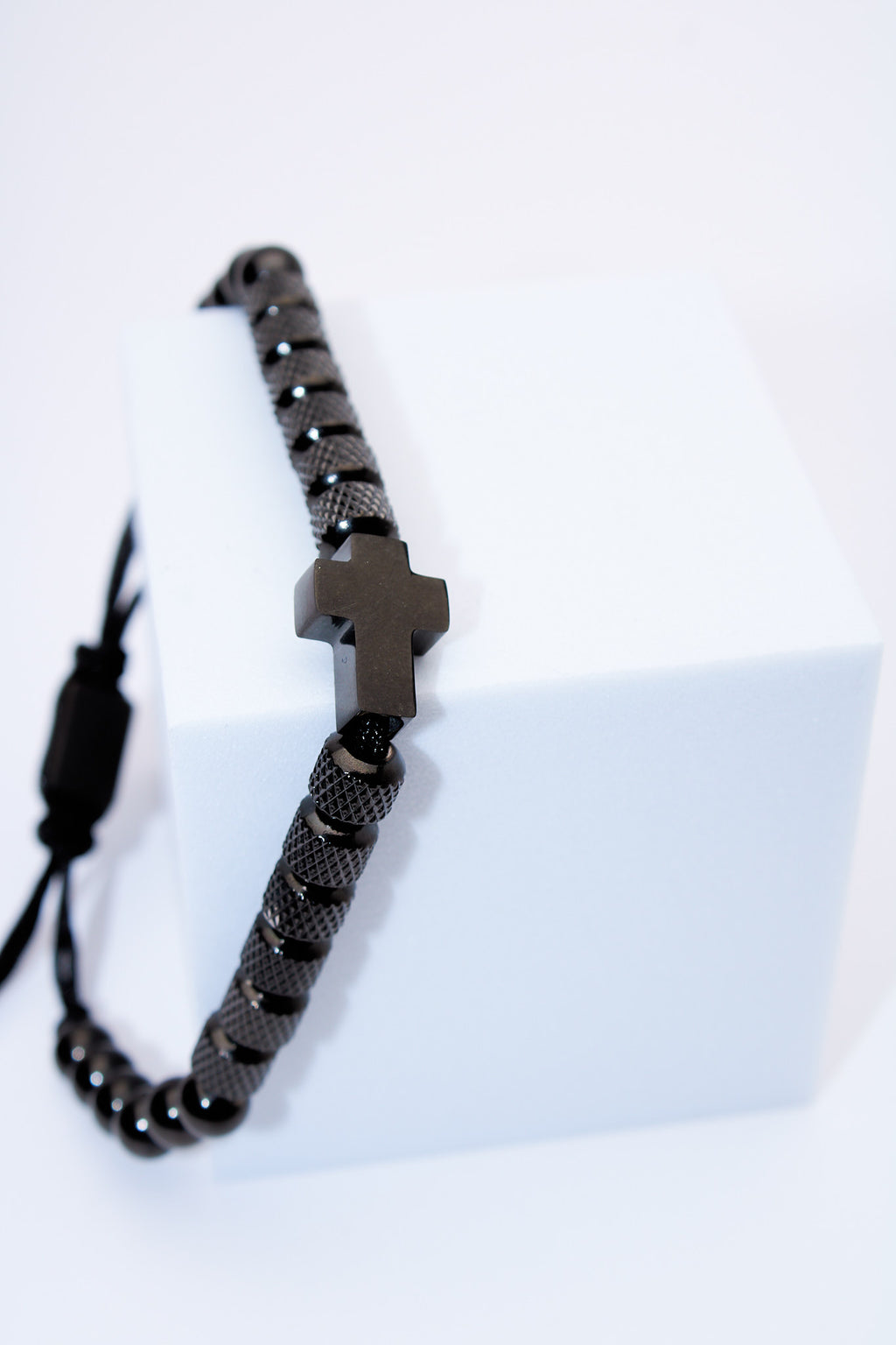 Pulsera ajustable con cruz hematita y trenzado texturizado
