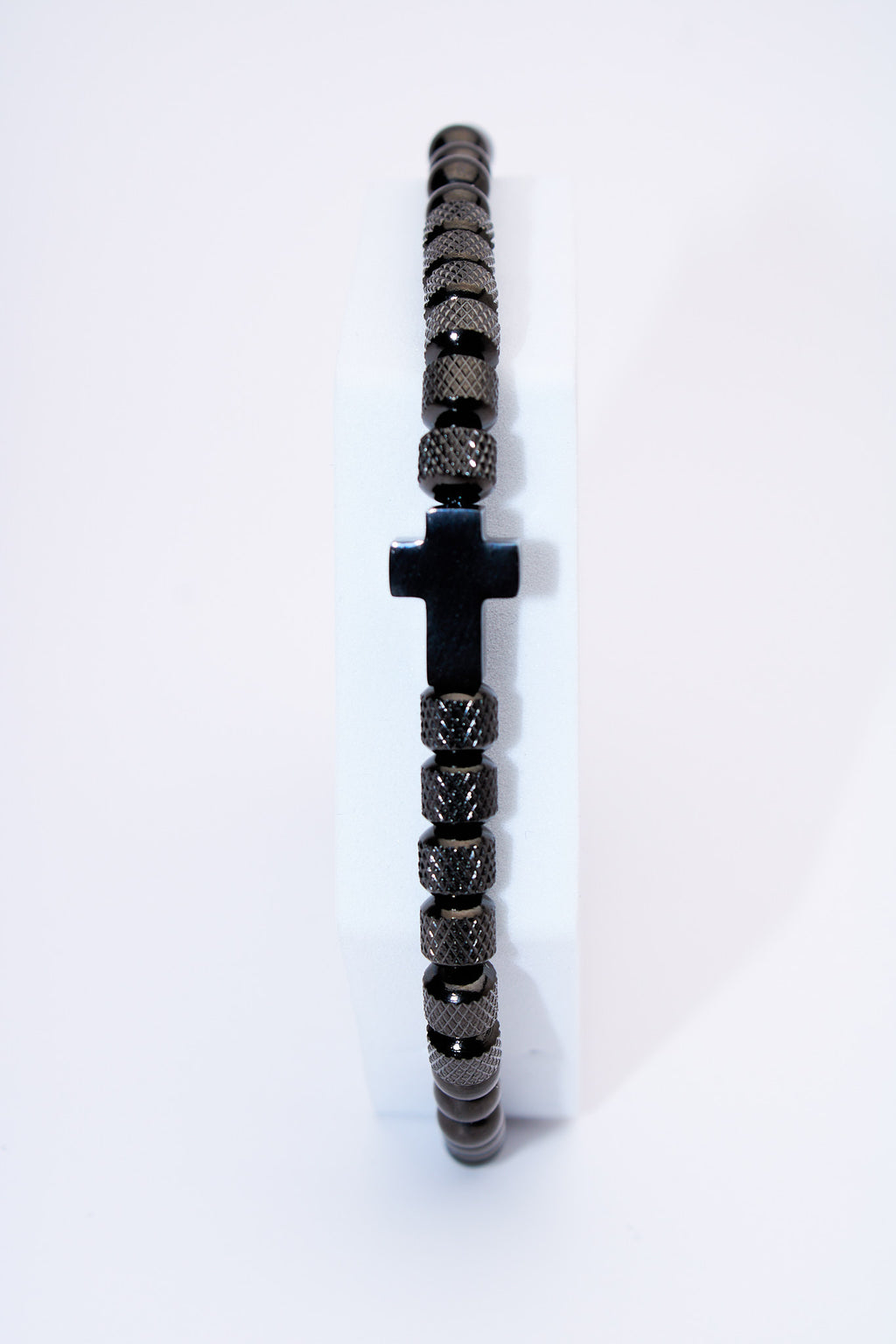 Pulsera ajustable con cruz hematita y trenzado texturizado