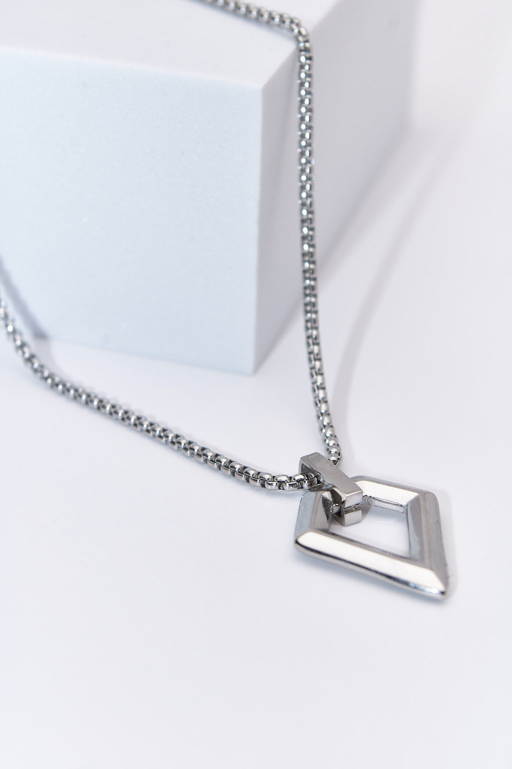 Collar colgante rombo hueco plateado