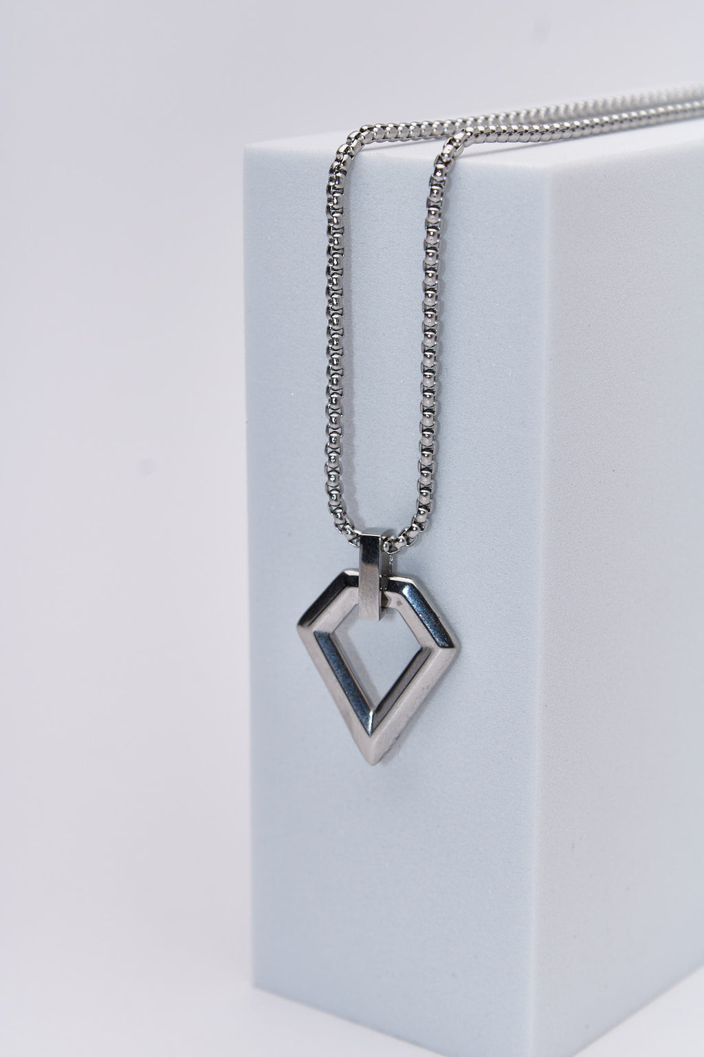Collar colgante rombo hueco plateado