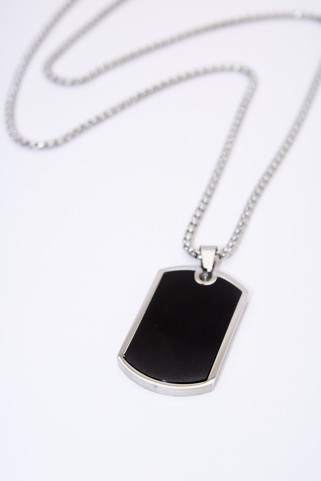 Collar placa octogonal negra — acero inoxidable plateado