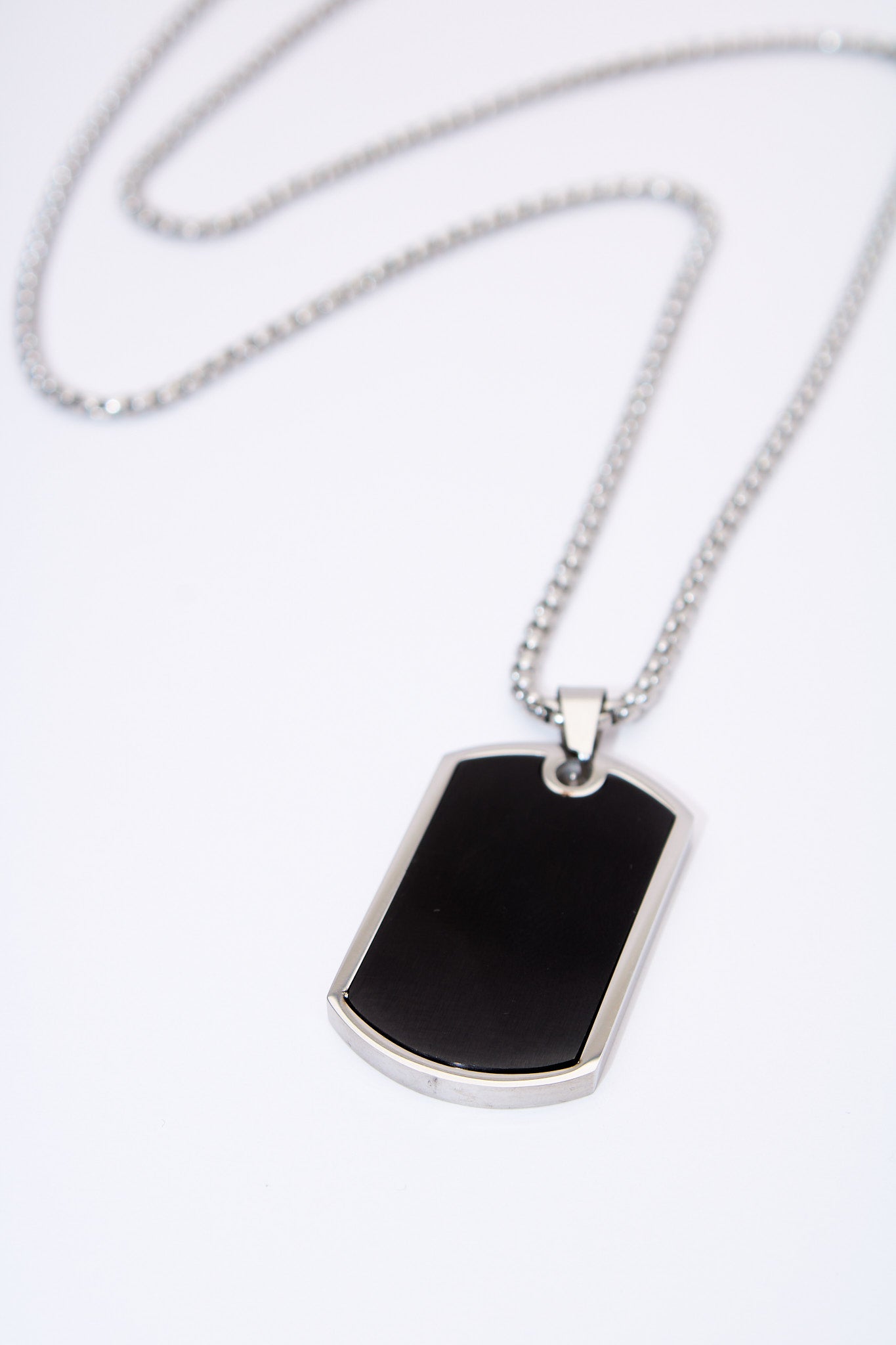Collar placa octogonal negra — acero inoxidable plateado