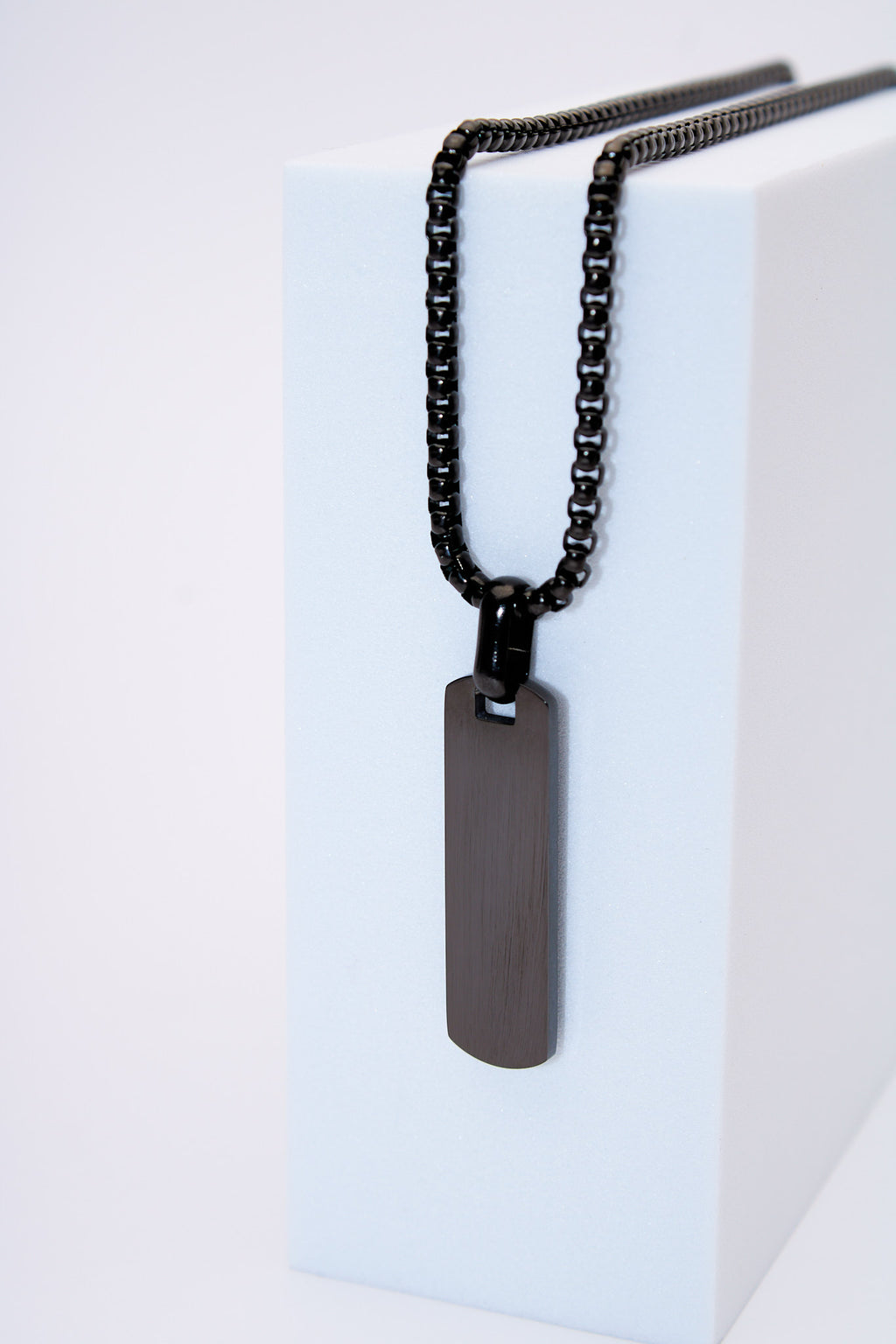 Collar placa rectángular negra — acero inoxidable