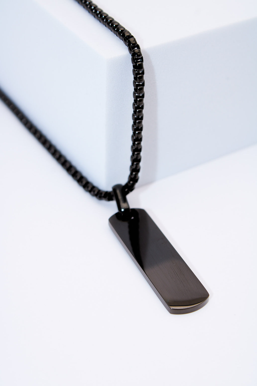 Collar placa rectángular negra — acero inoxidable