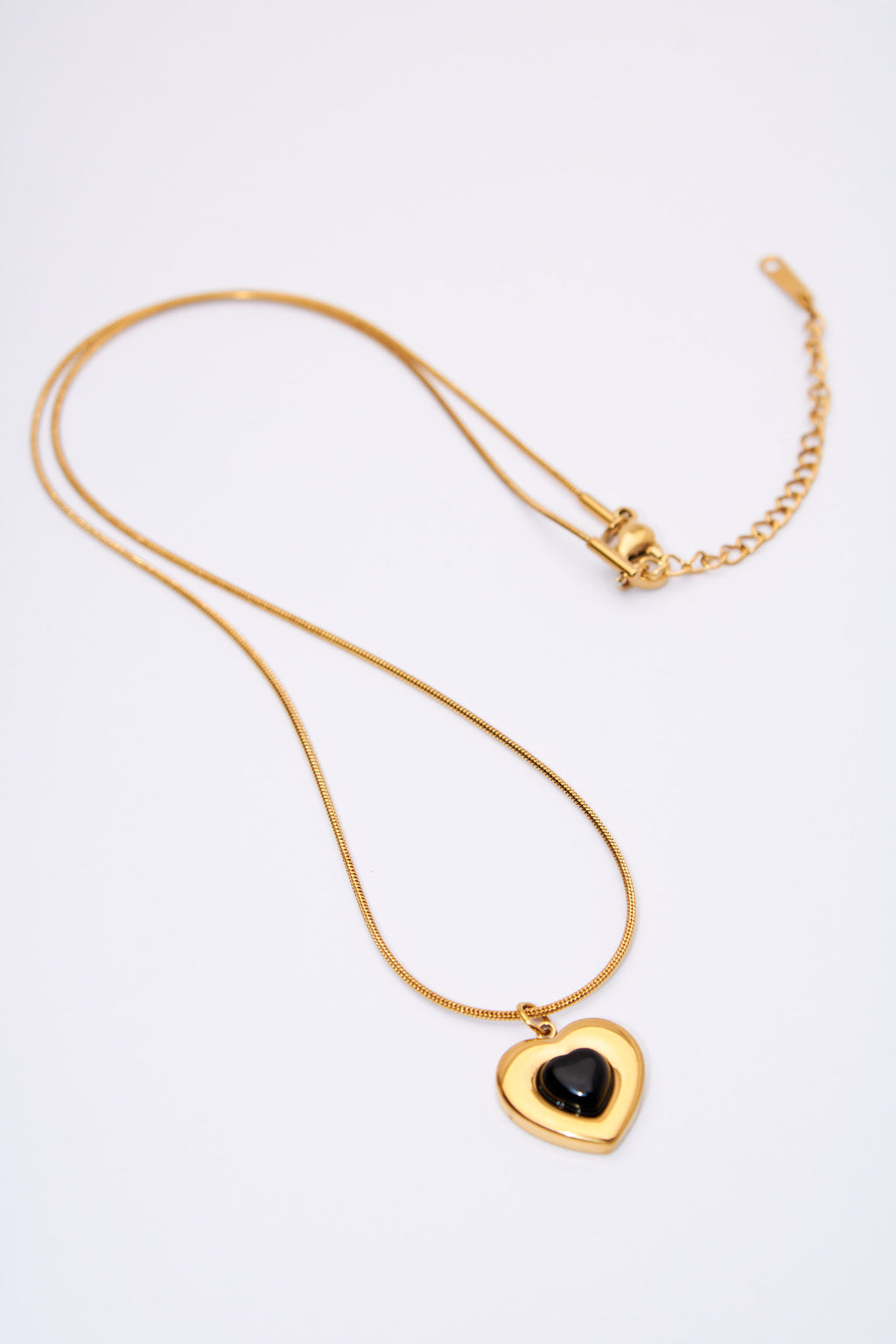Collar corazón doble — baño dorado con cabujón negro
