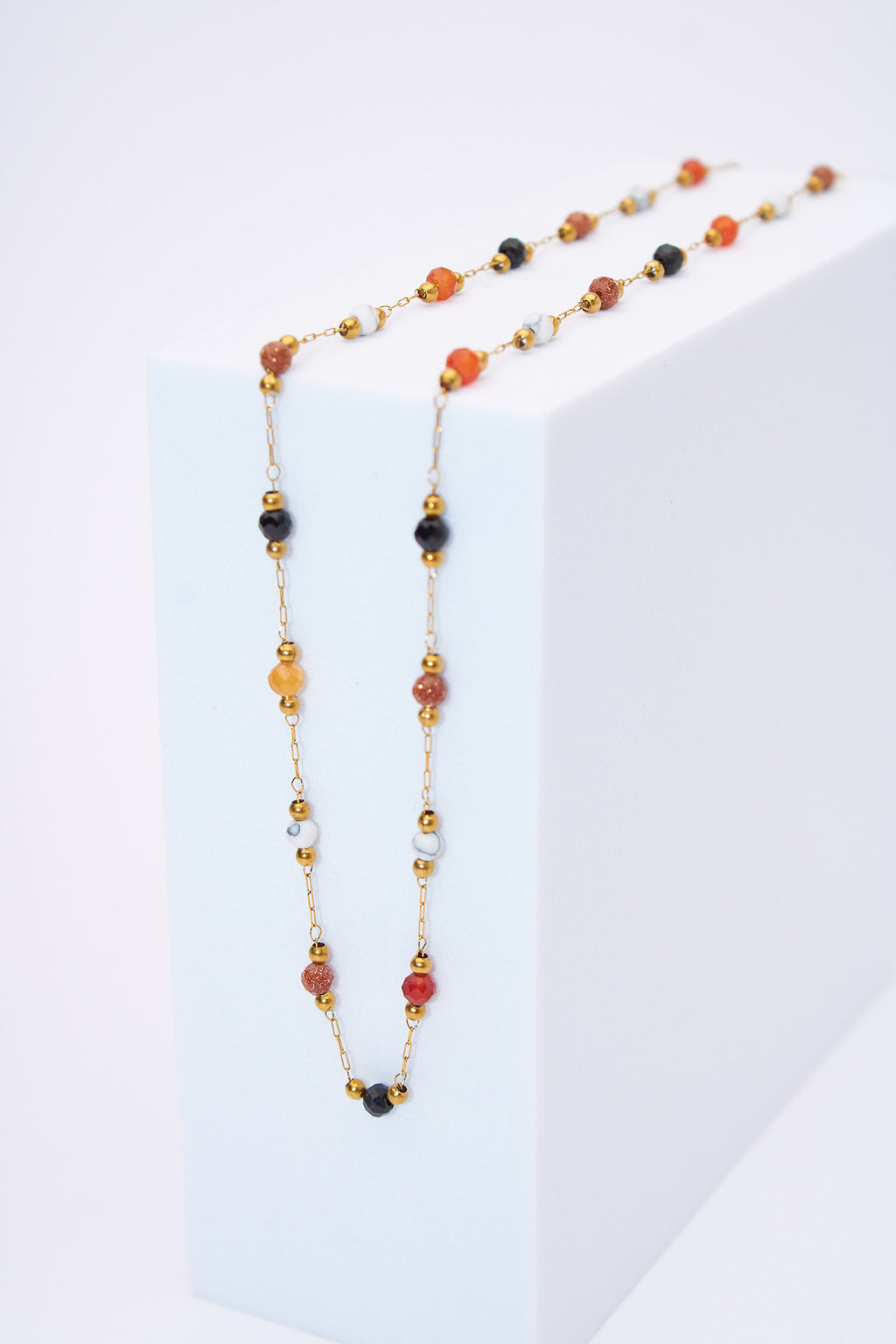 Collar cadena fina con cuentas multicolor — baño dorado