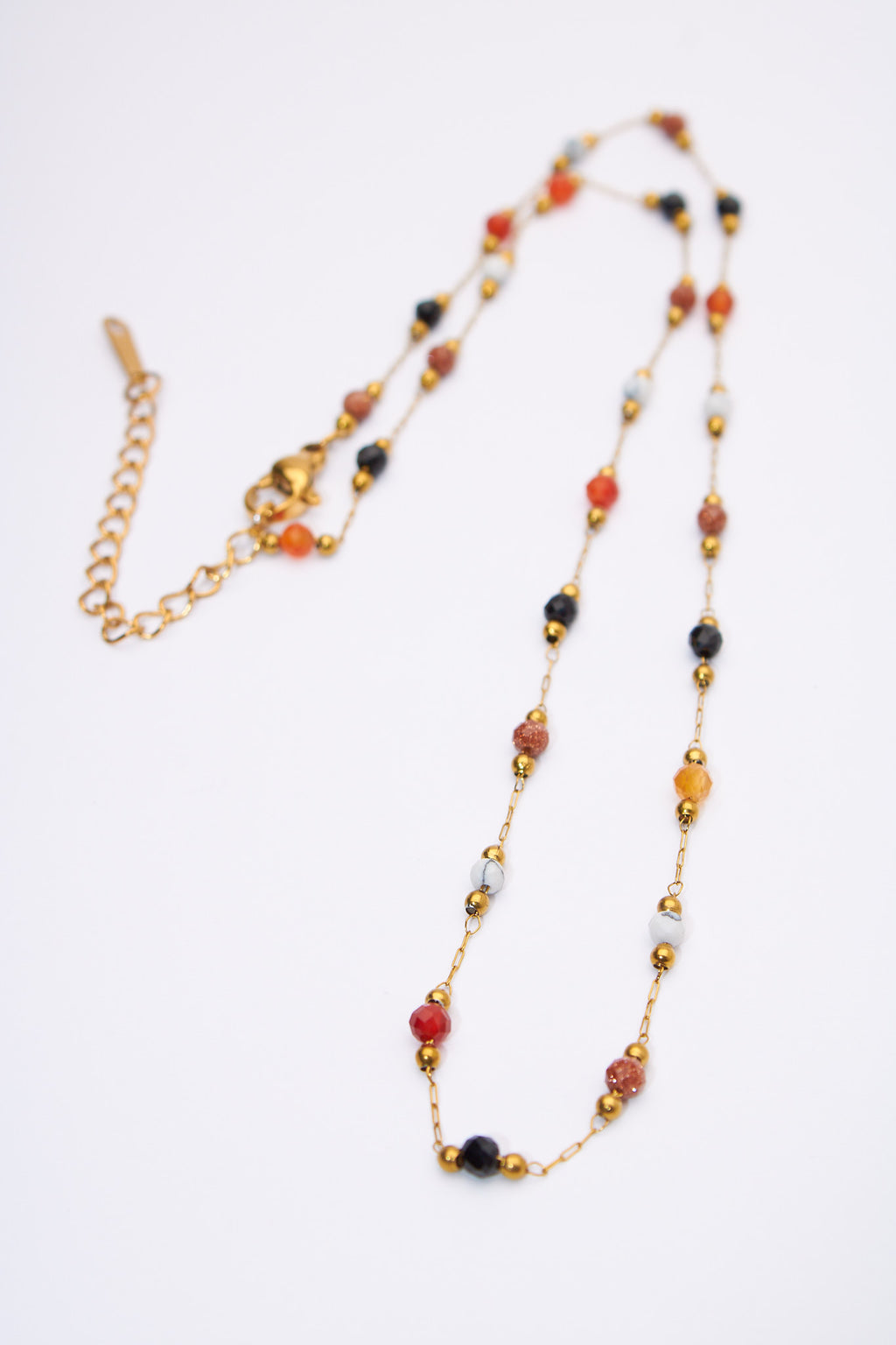 Collar cadena fina con cuentas multicolor — baño dorado