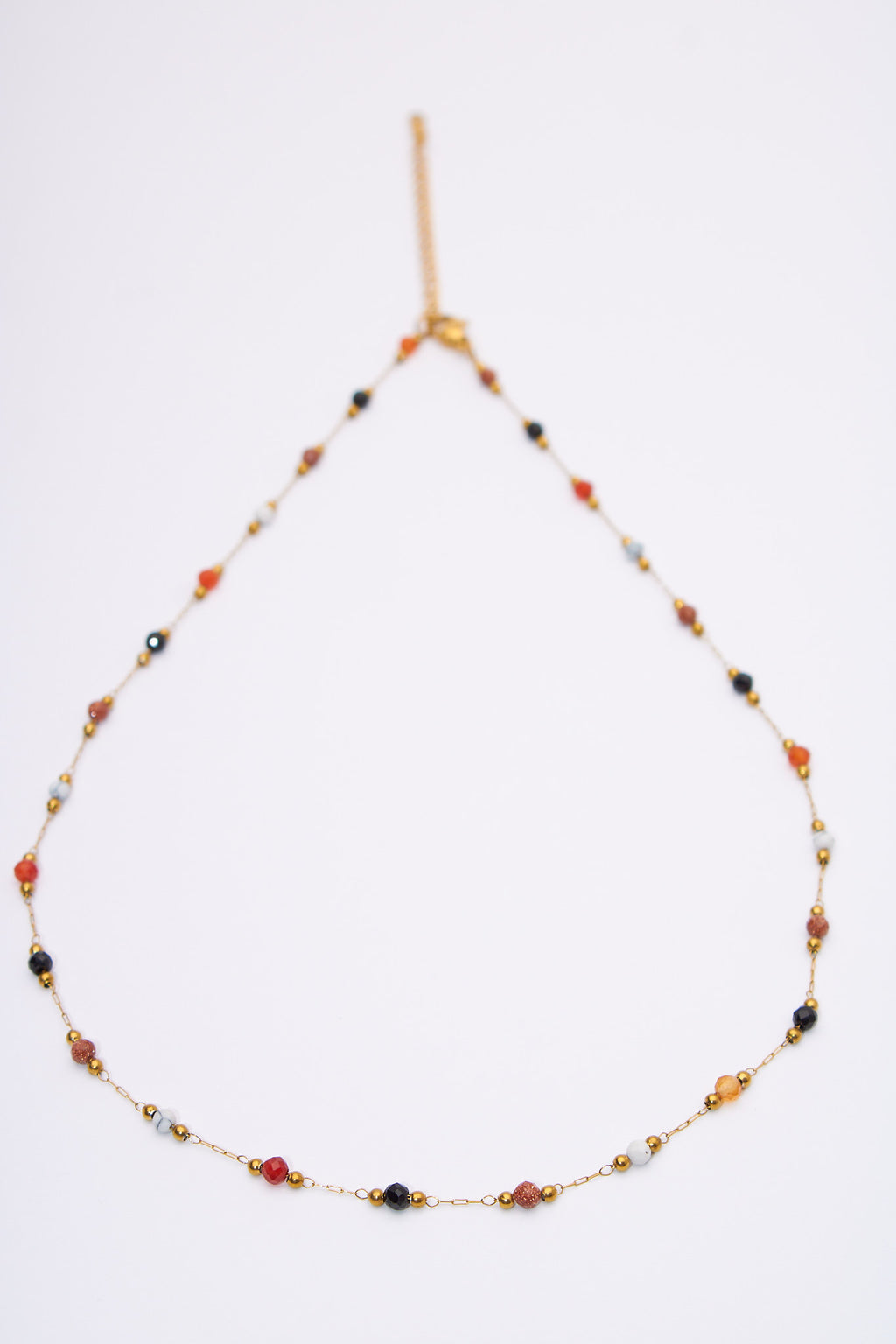 Collar cadena fina con cuentas multicolor — baño dorado