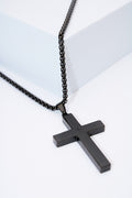 Collar cruz grabada negra — acero inoxidable