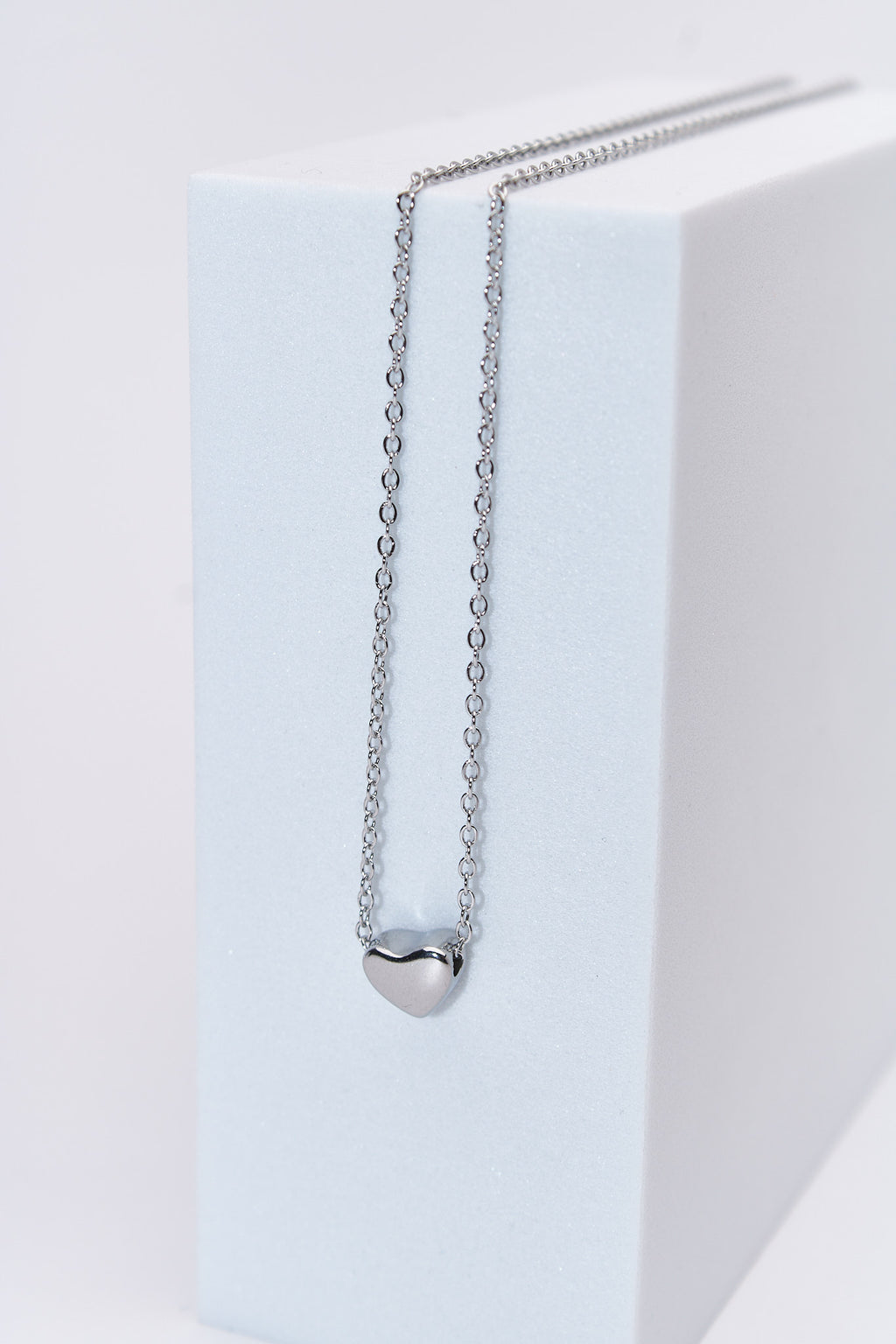 Collar corazón liso plateado — cadena eslabón